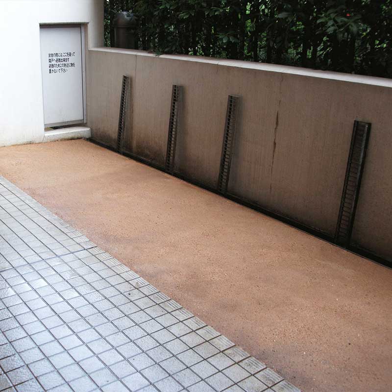 マンション専用庭の雑草対策として真砂土を舗装