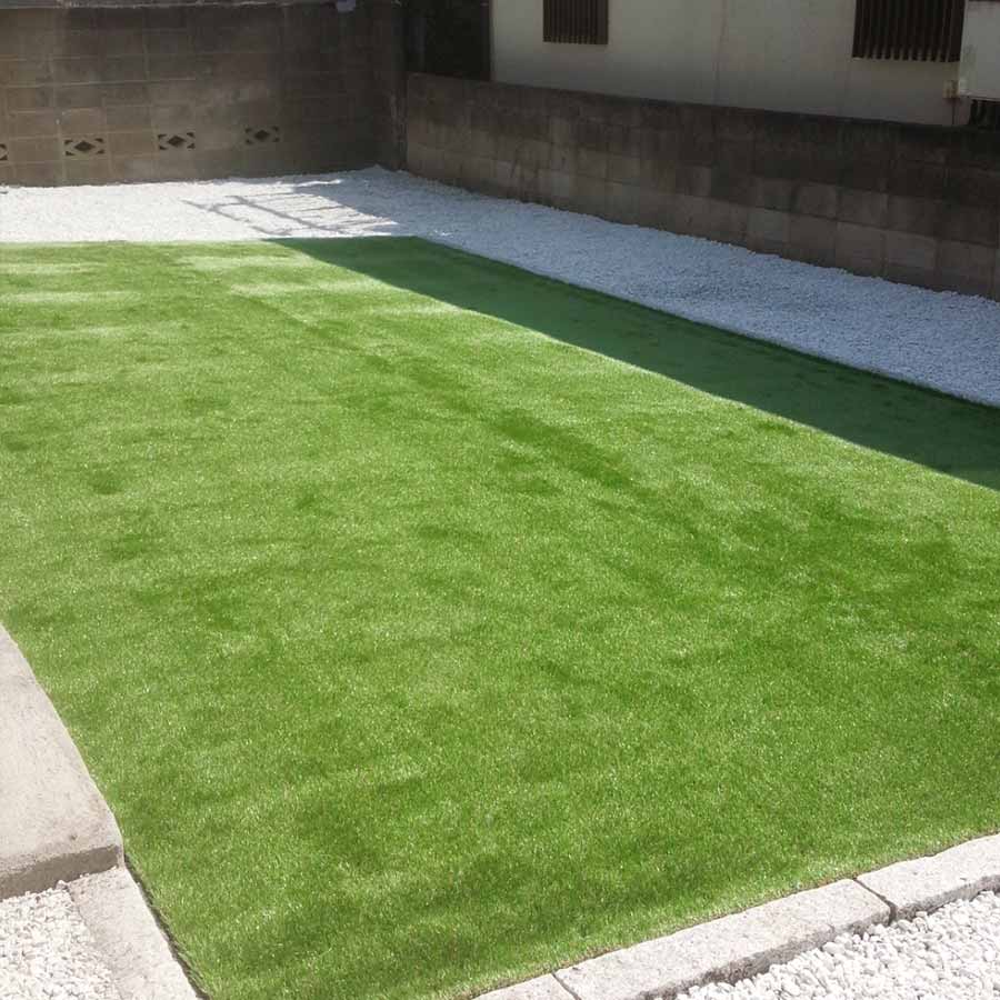 お庭を人工芝に