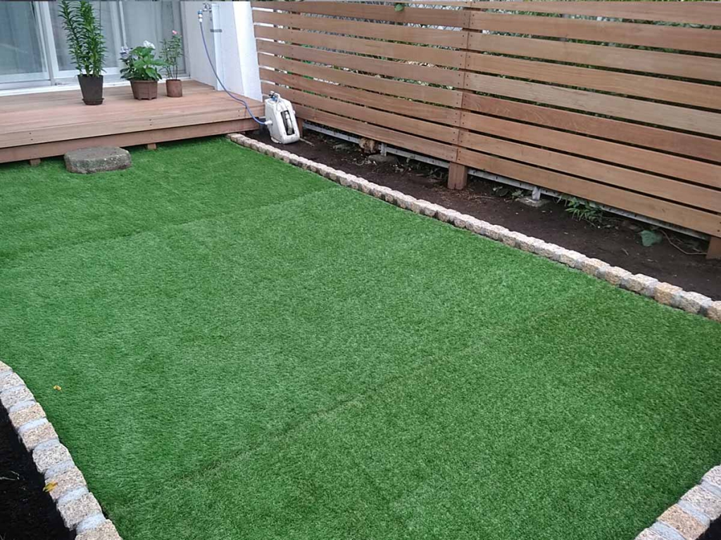 ウッドデッキと人工芝