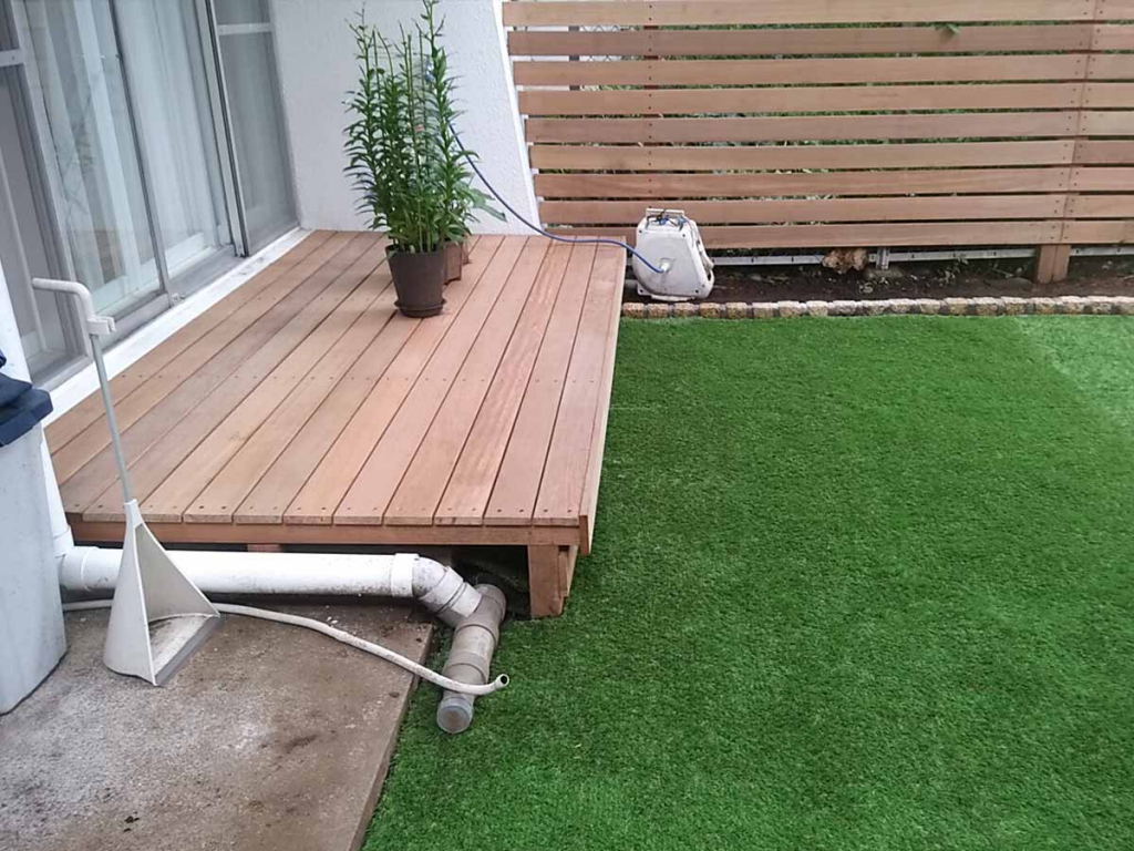 ウッドデッキと人工芝