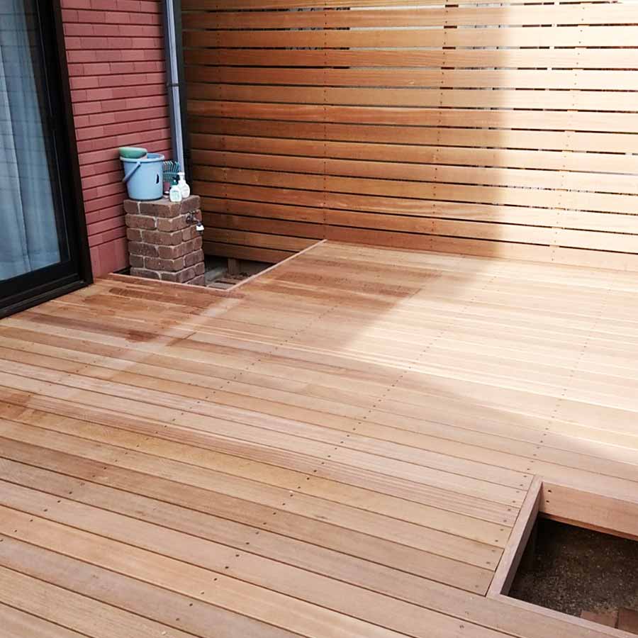 ウッドデッキと立水栓