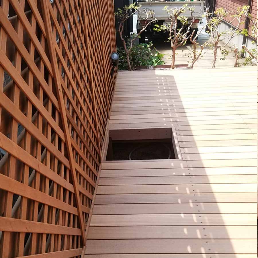 ウッドデッキに植栽スペース