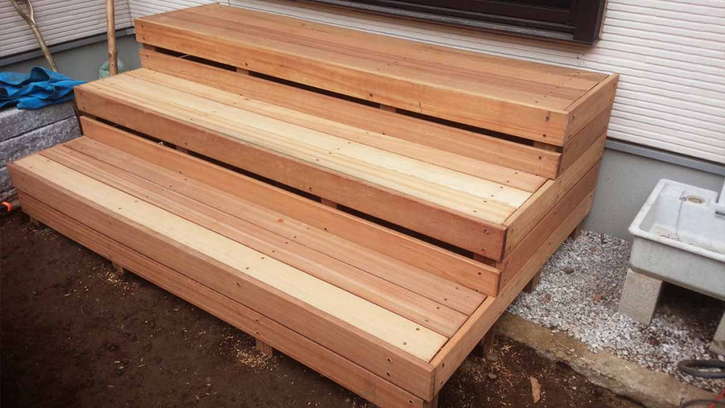 ウッドデッキのステップ