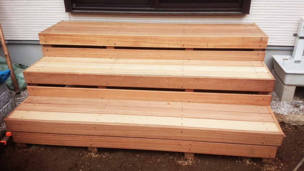 ウッドデッキのステップ