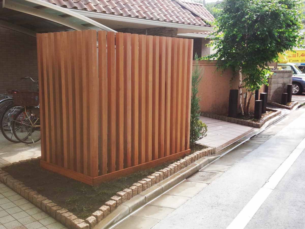 ウッドフェンスと植栽