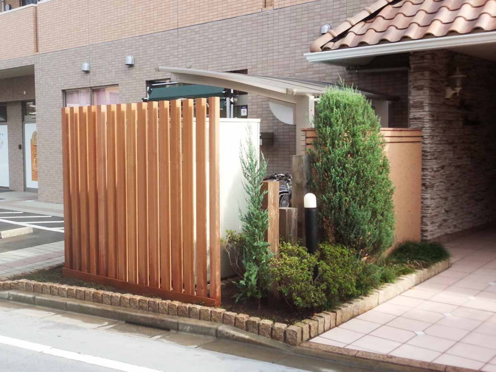 低木の撤去・整地・ウッドフェンス設置