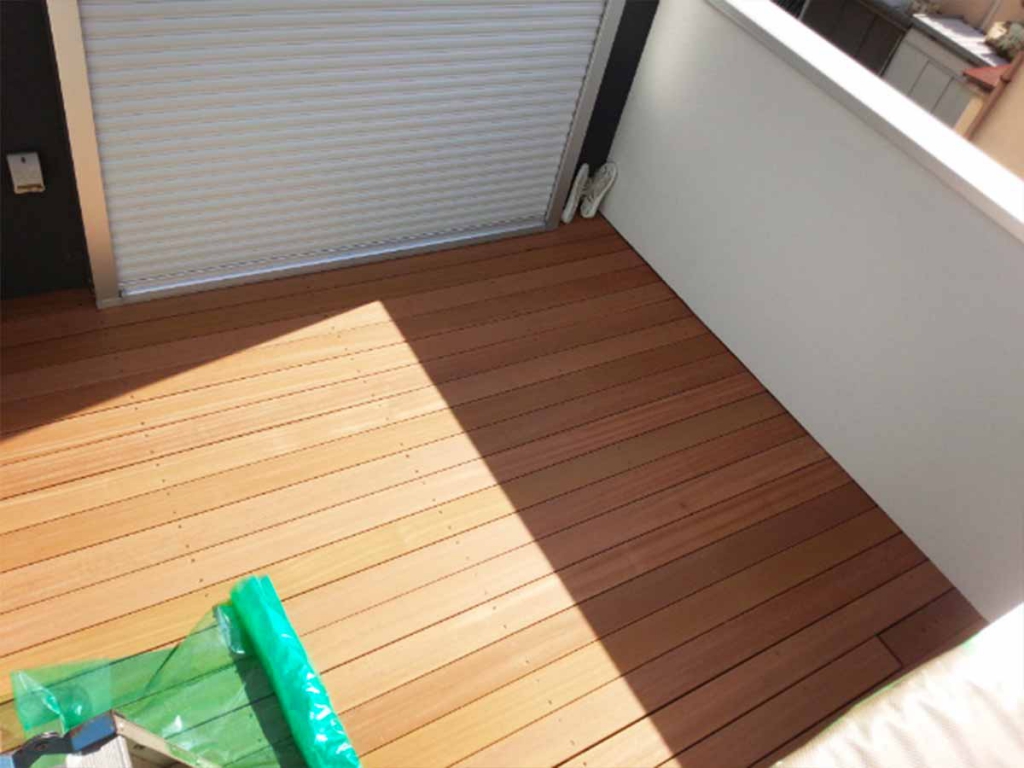 ベランダのバルコニーをウッドデッキに