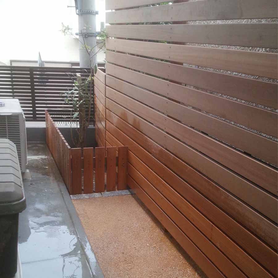 ウッドフェンスと真砂土