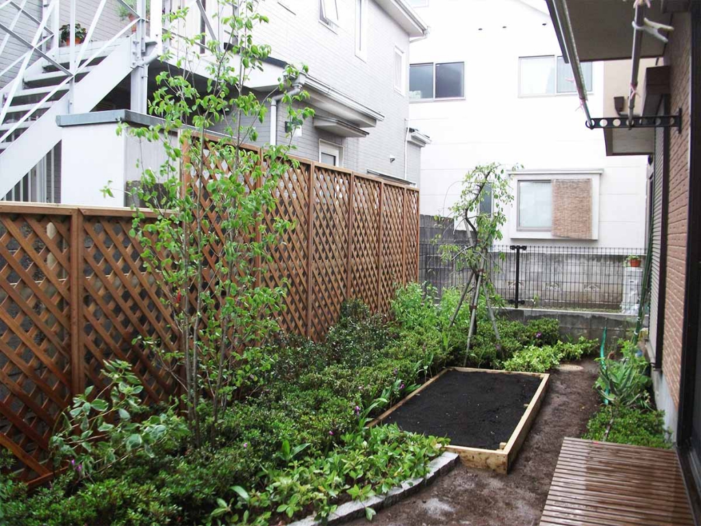 ラティスフェンス設置、家庭菜園