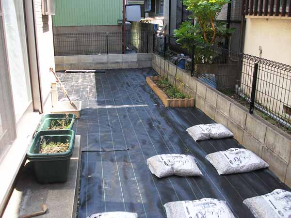 砂利敷き前の防草シート