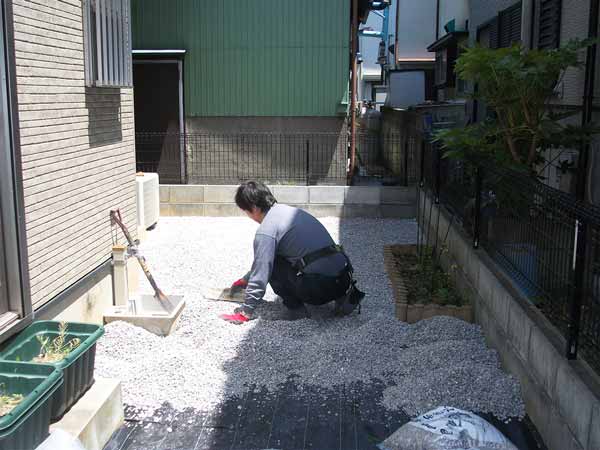 砂利敷き中