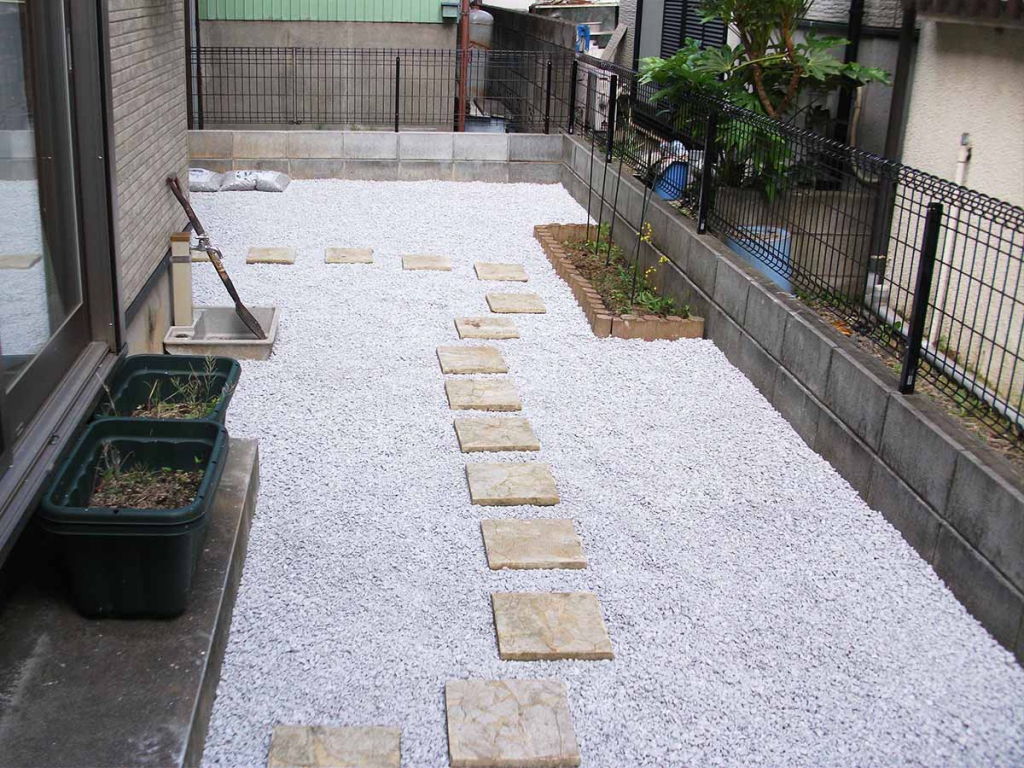 砂利を敷いた庭