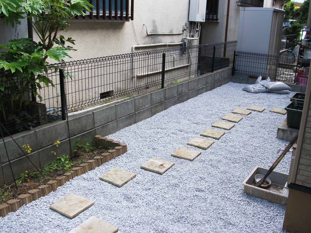 砂利を敷いた庭