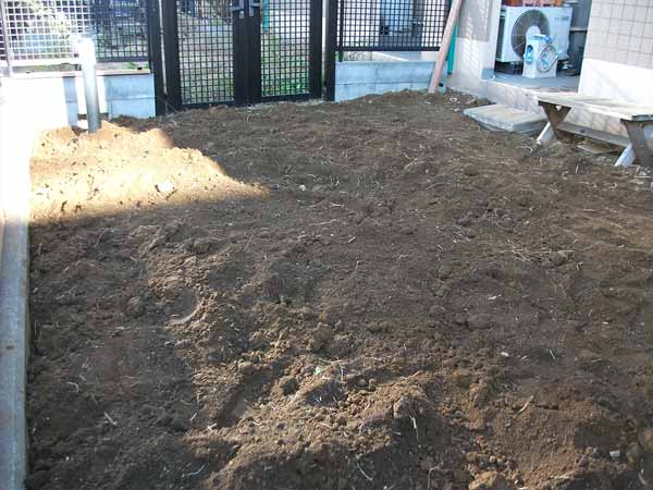 既存芝剥ぎ取り・下地整地