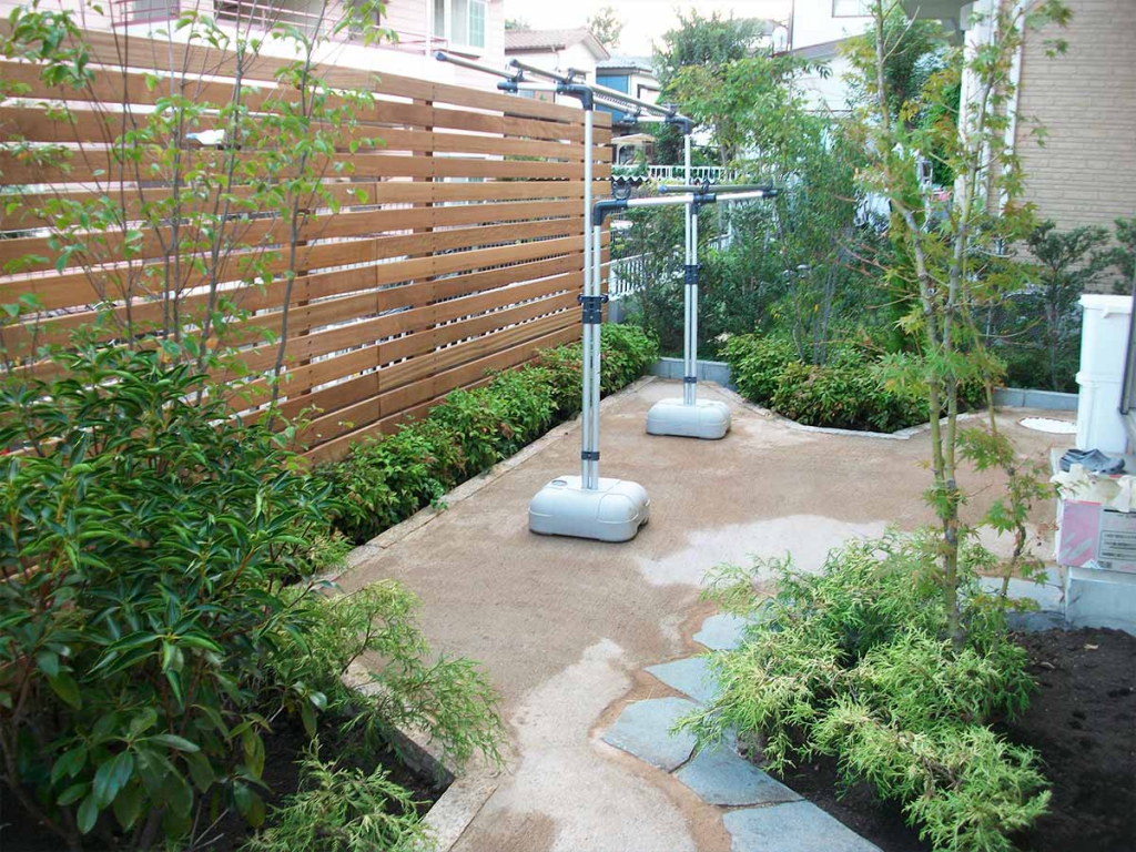 造園工事・真砂土舗・鉄平石張り完成